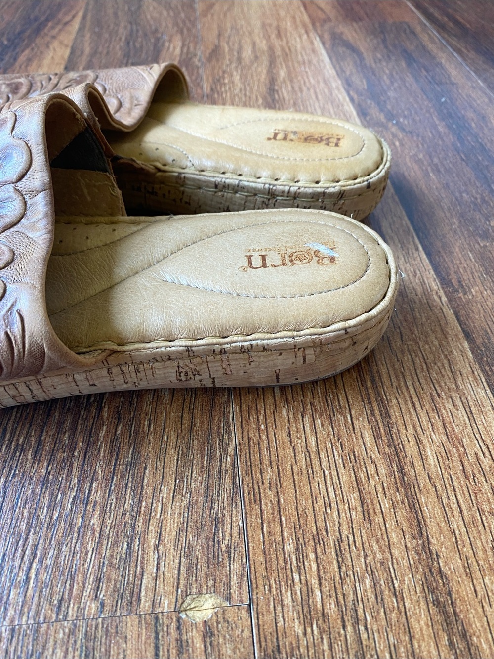 Born “Fishlake” tooled leather slide sandal Sz 9 medium width tan - Picture 5 of 6